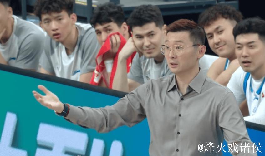 只给打2分钟，央视解说也不满，刘炜为何不待见阿不都？和1人有关